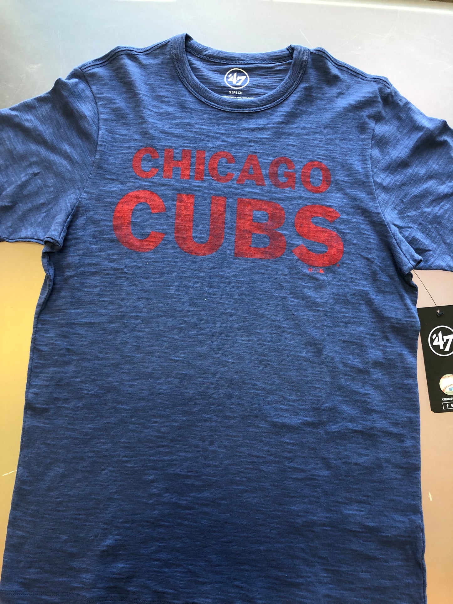 CHICAGO CUBS GRIT WORDMARK '47 SCRUM TEE